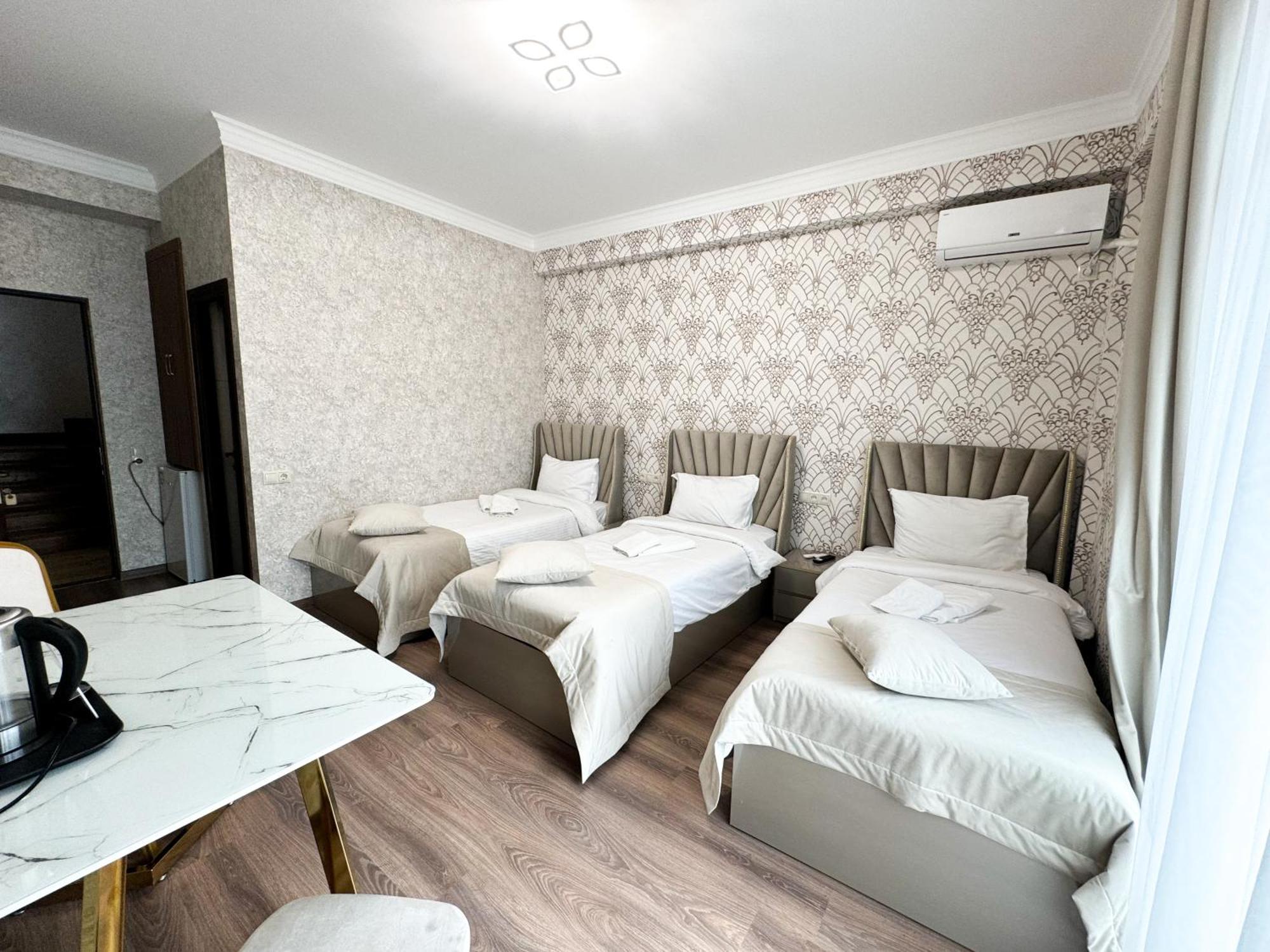 Armenia Hotel Jerevan Buitenkant foto