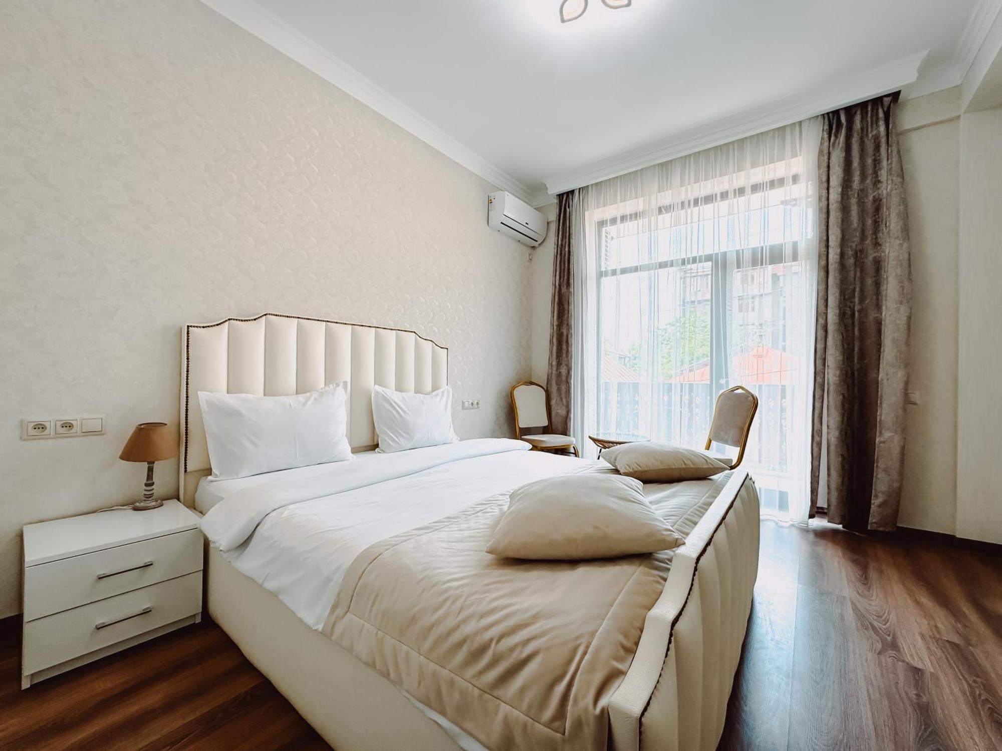 Armenia Hotel Jerevan Buitenkant foto