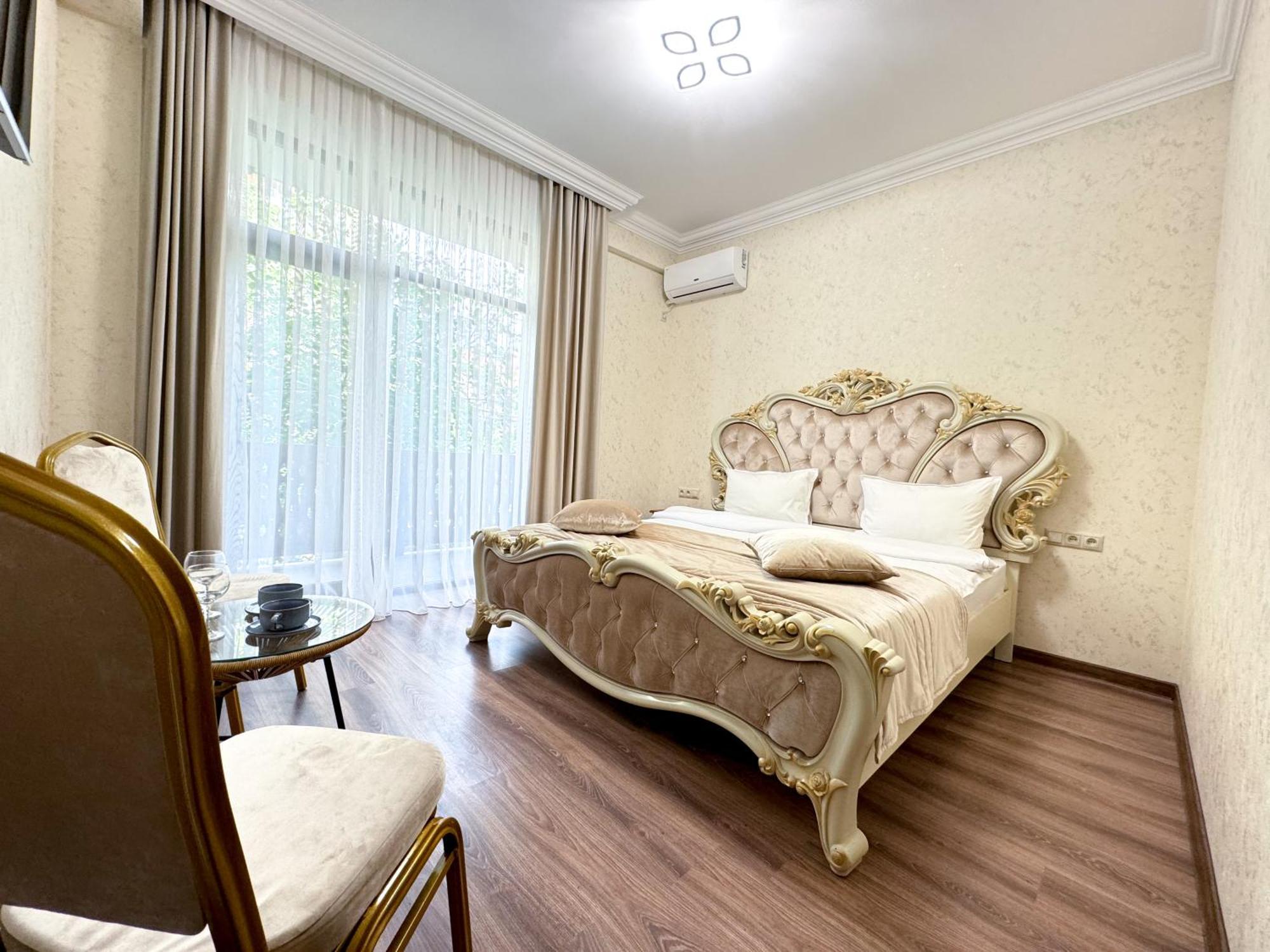Armenia Hotel Jerevan Buitenkant foto