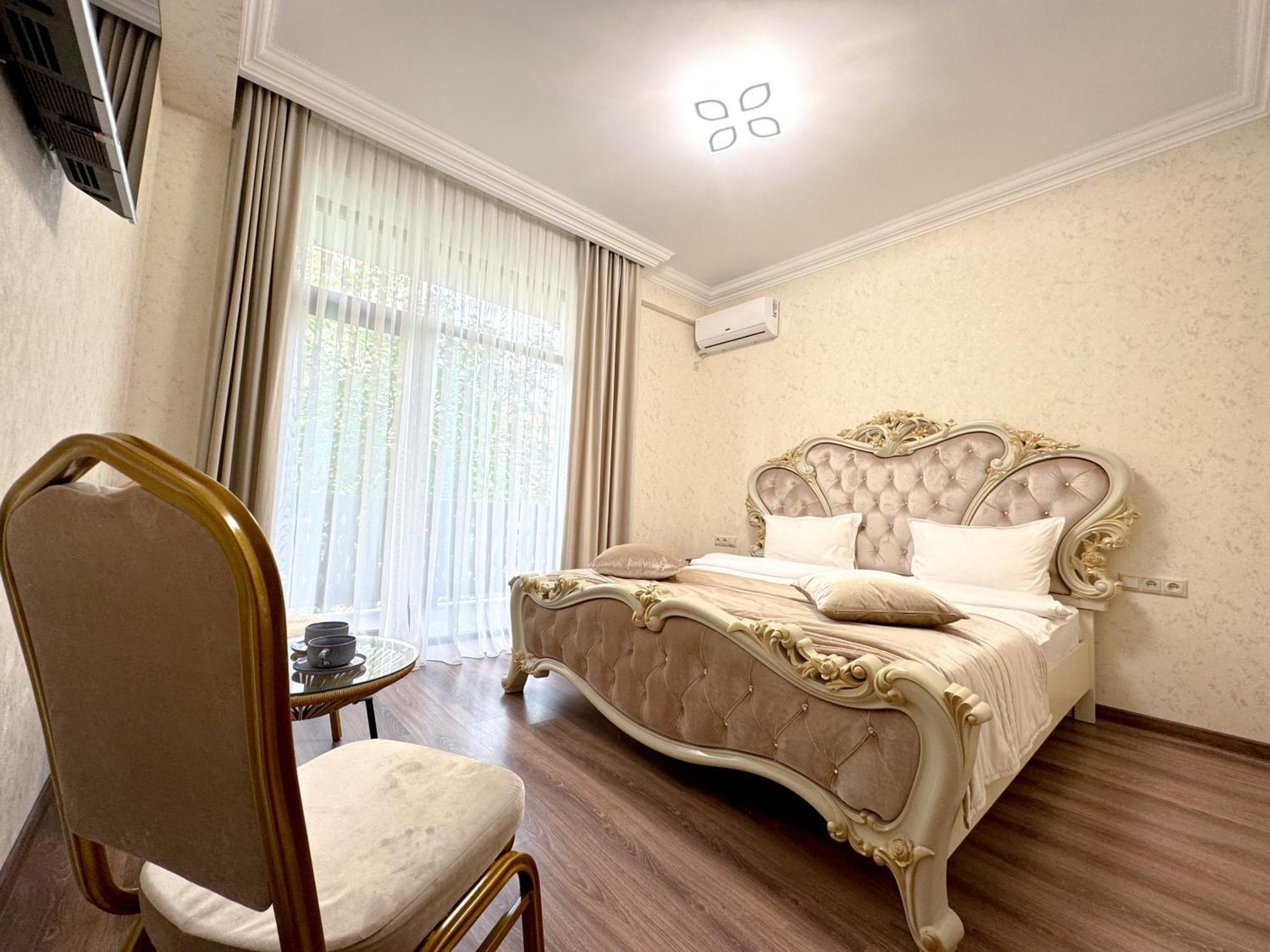 Armenia Hotel Jerevan Buitenkant foto