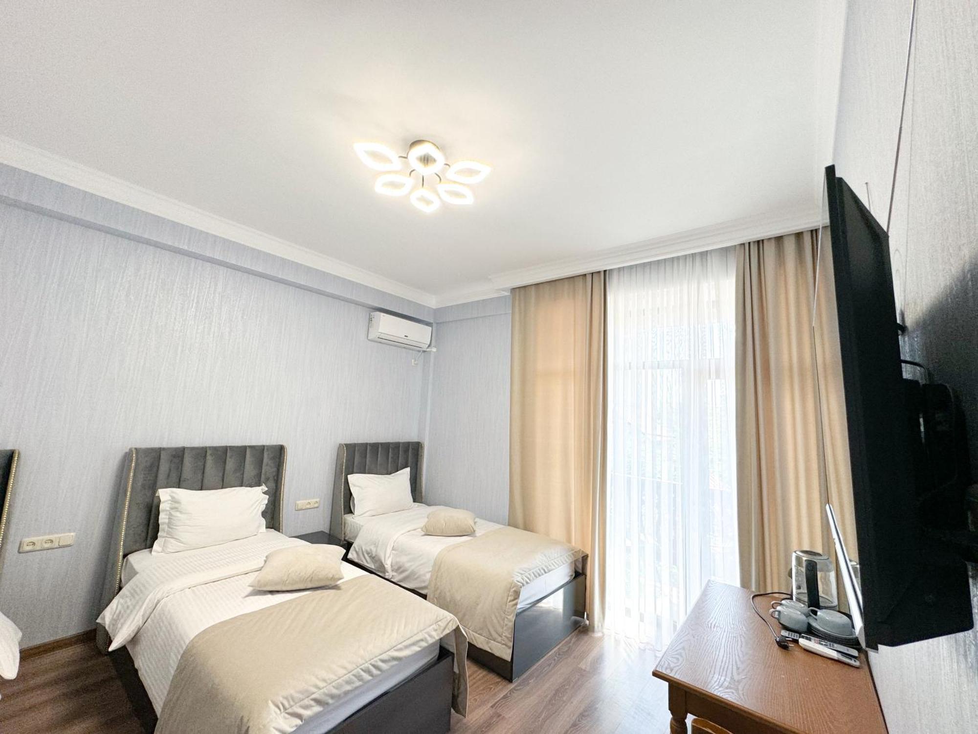 Armenia Hotel Jerevan Buitenkant foto