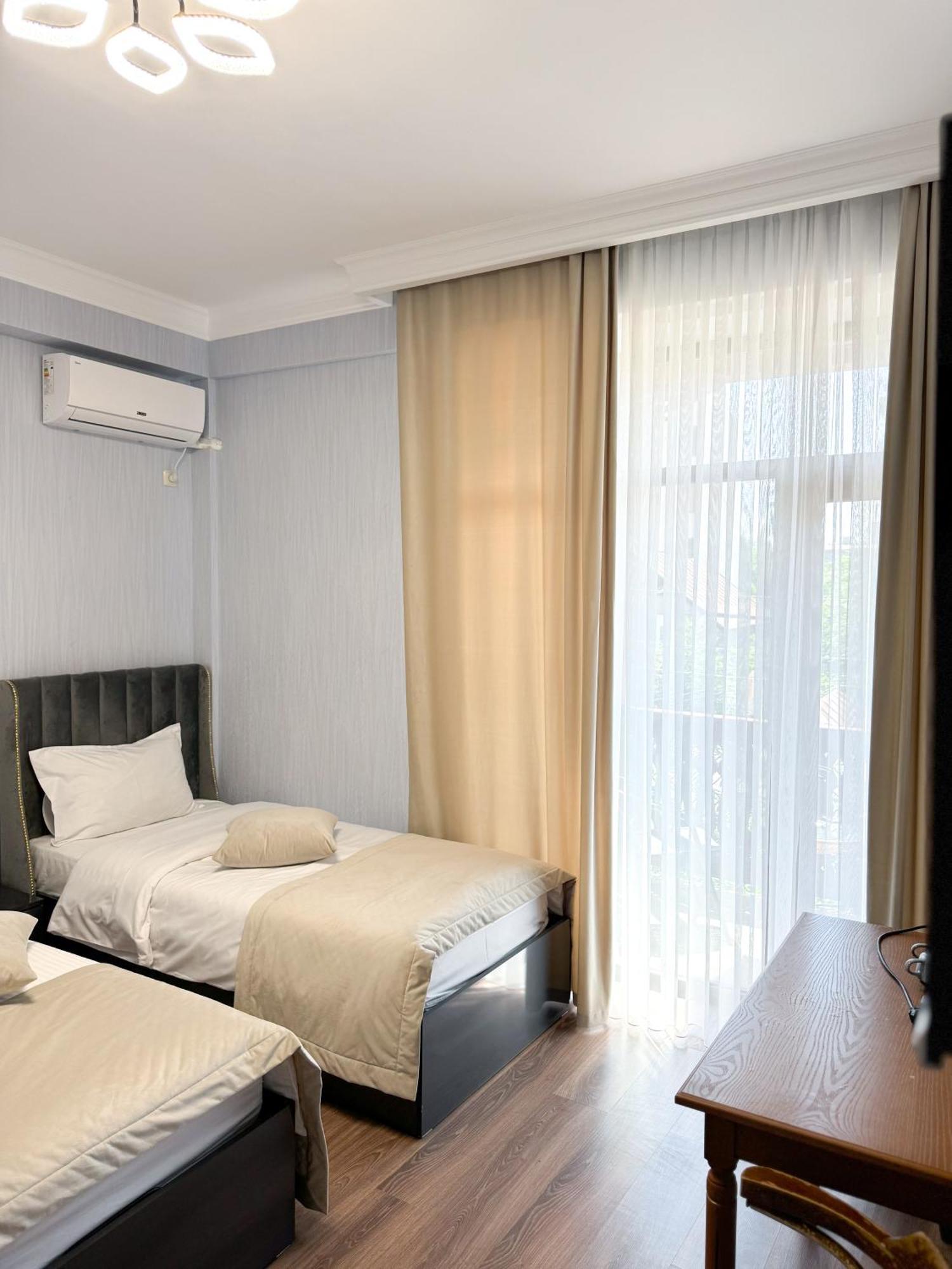 Armenia Hotel Jerevan Buitenkant foto