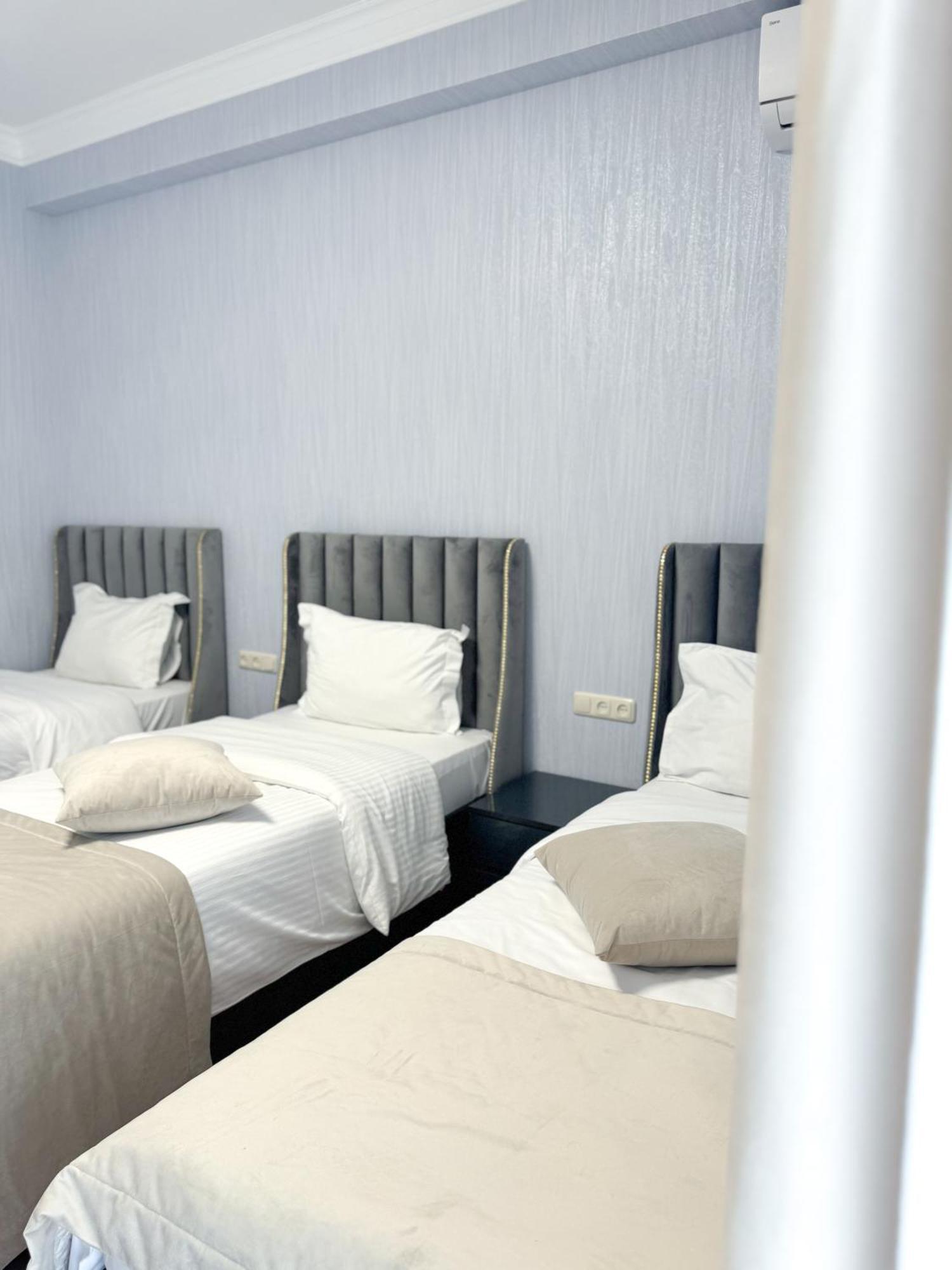 Armenia Hotel Jerevan Buitenkant foto
