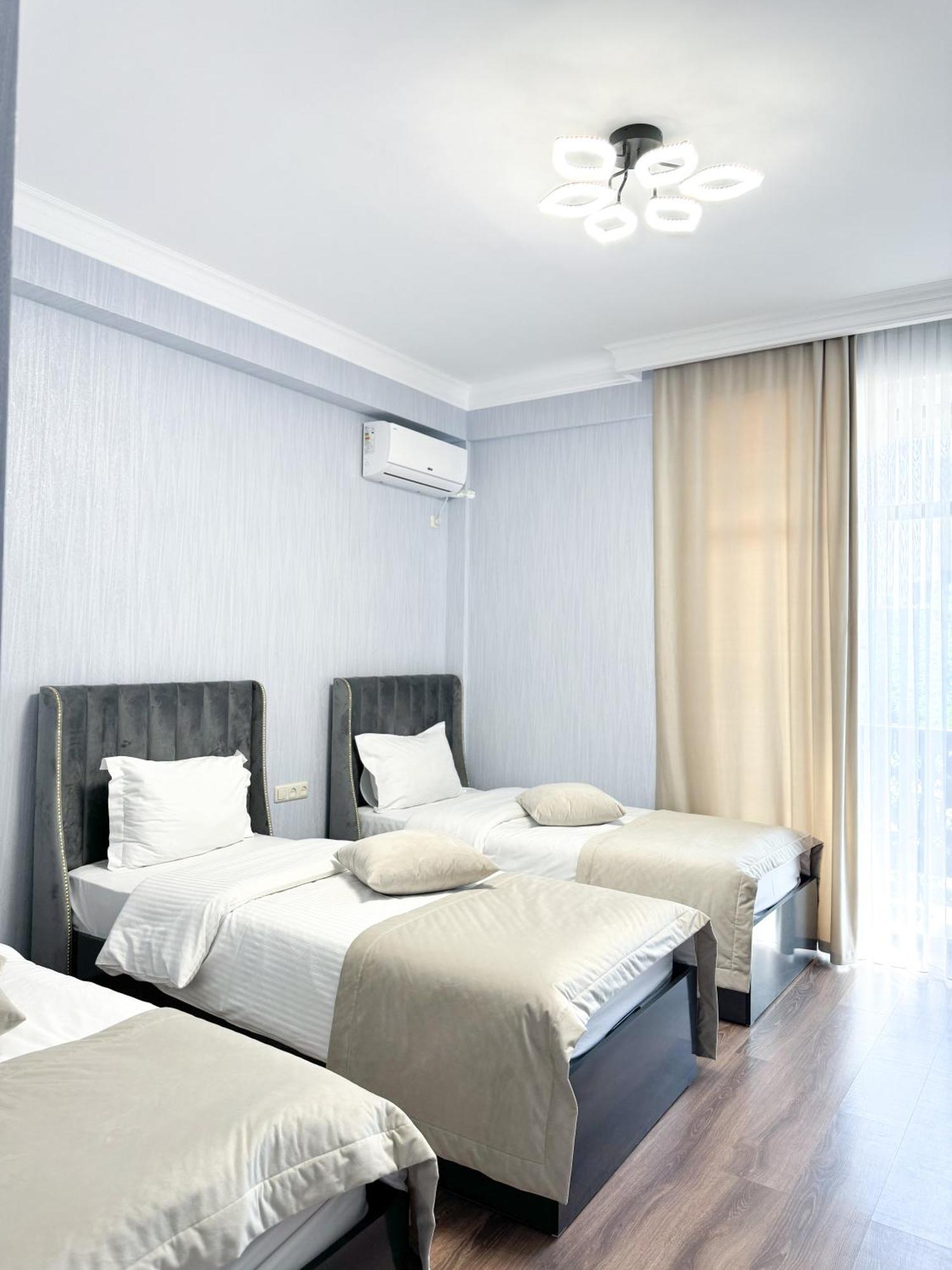 Armenia Hotel Jerevan Buitenkant foto