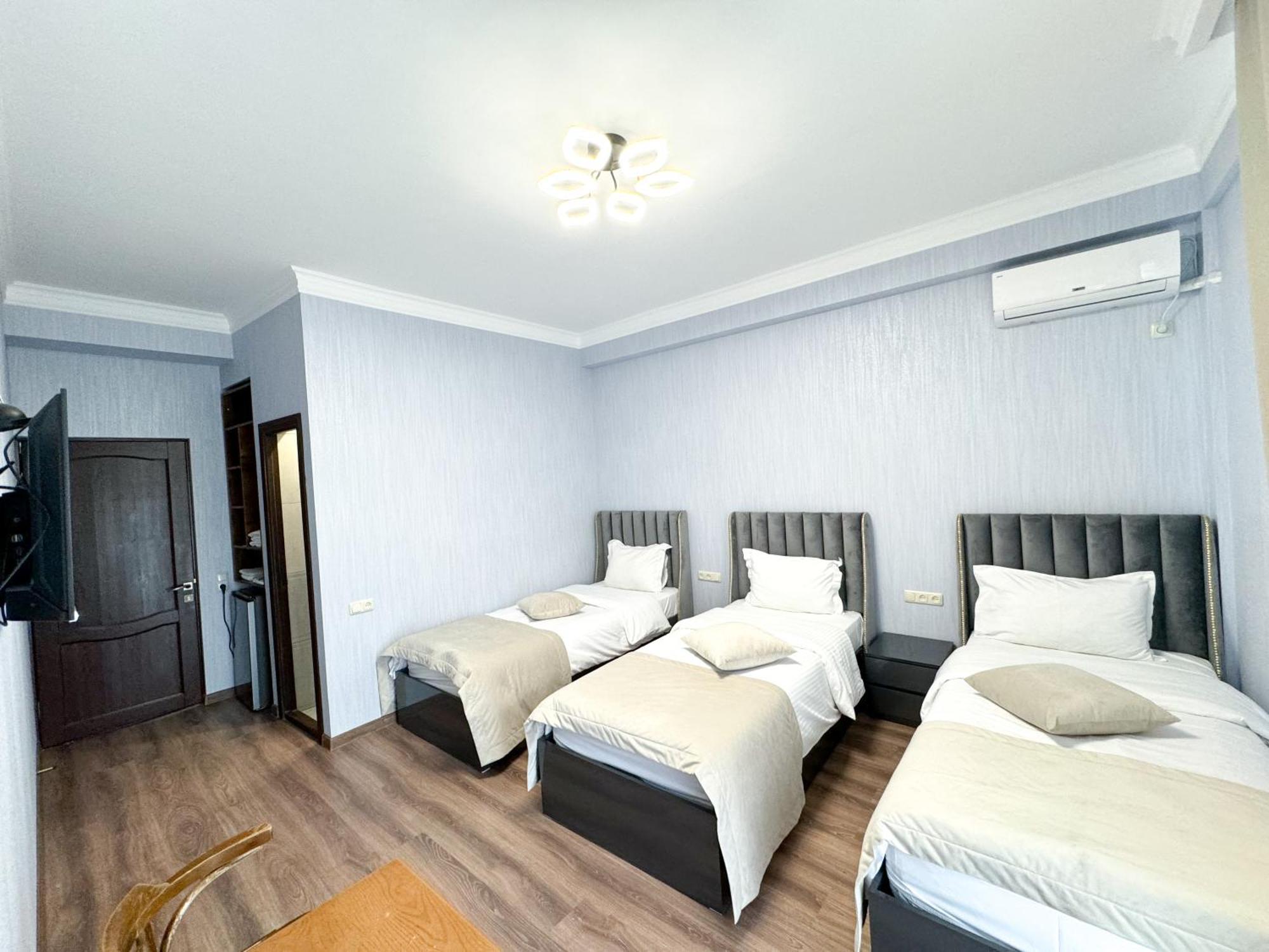Armenia Hotel Jerevan Buitenkant foto