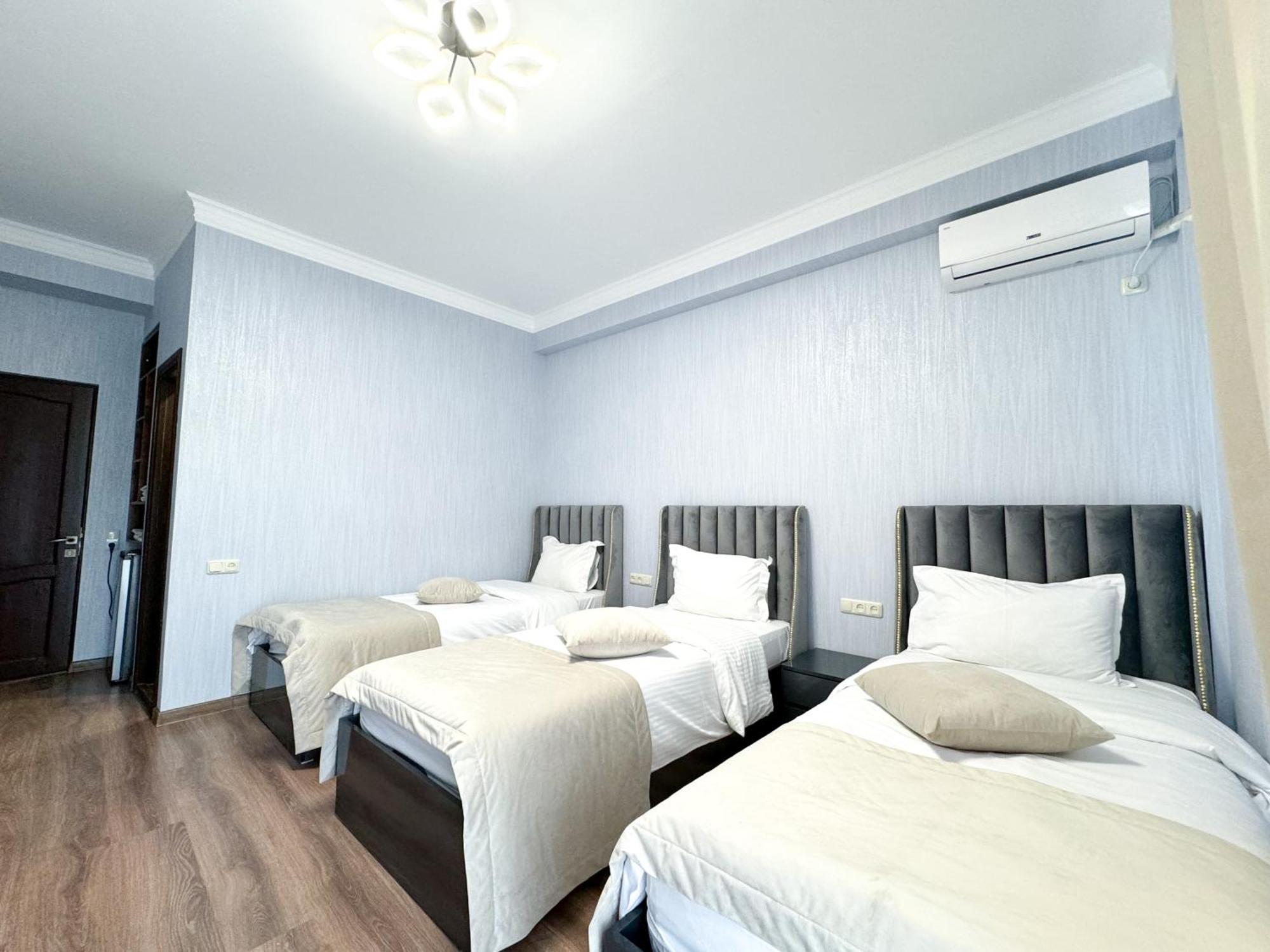 Armenia Hotel Jerevan Buitenkant foto